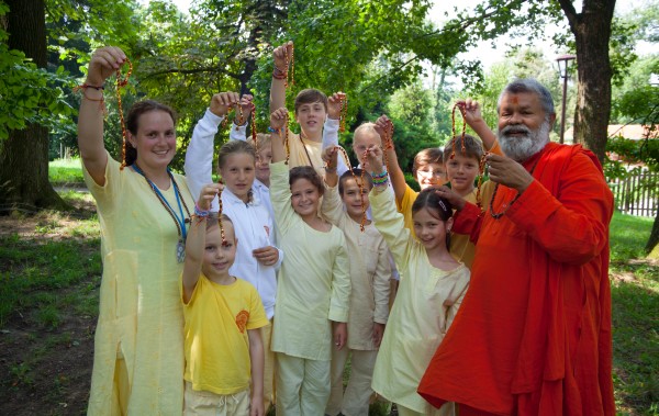 rakshabandan02-Swami-Maheshwarananda